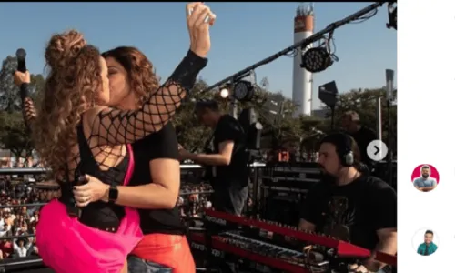 
				
					Daniela Mercury e Malu Verçoza trocam beijos em cima de trio elétrico em SP
				
				