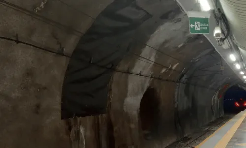 
				
					Aplicação de lona em estrutura do metrô preocupa passageiros em Salvador; veja foto
				
				