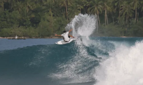 
				
					Promessa do surf baiano de 13 anos, Gabriel Leal aprimora técnica na Indonésia
				
				