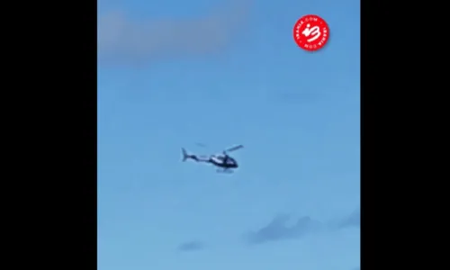 
				
					Tiroteiro assusta moradores do bairro de Águas Claras, em Salvador; helicóptero da PM sobrevoou a região
				
				