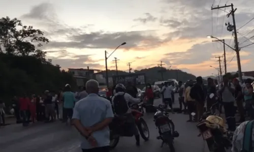 
				
					Familiares de jovem atropelado por ambulância de Candeias protestam na BA-522
				
				