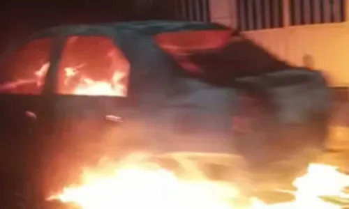 
				
					Vídeo: carro é destruído por incêndio na Av. Suburbana, em Salvador
				
				