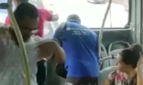 
				
					Vidro de ônibus cai sobre passageiros na Região Metropolitana de Salvador
				
				