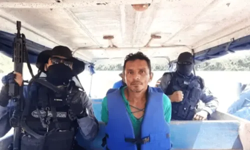 
				
					Vestígios de sangue são achados no barco de homem preso por desaparecimento de jornalista inglês e indigenista
				
				