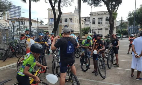 
				
					Amigos de ciclista morto a tiros em assalto no Dique do Tororó fazem protesto, em Salvador
				
				