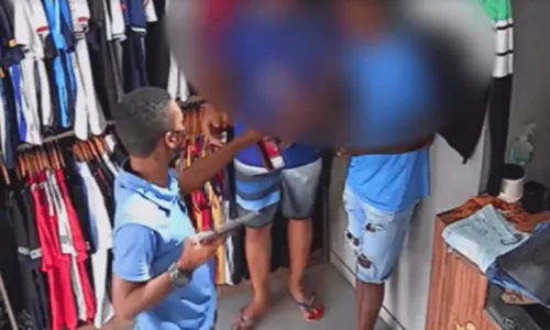 
				
					Loja de roupas é assaltada por 4 homens armados no bairro do Cabula, em Salvador
				
				