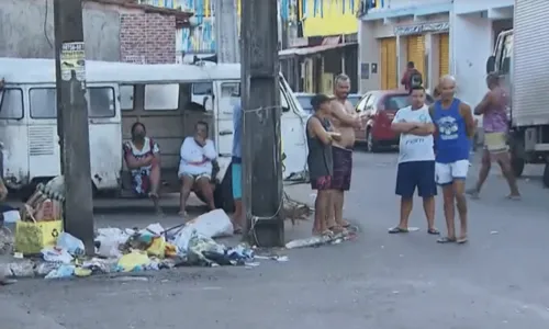
				
					Dois homens a bordo de uma moto são mortos a tiros no bairro de Santa Mônica, em Salvador
				
				