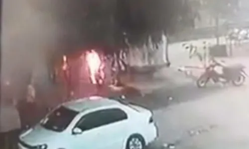 
				
					Vídeo mostra momento em que mulher tem corpo incendiado no sudoeste da Bahia
				
				