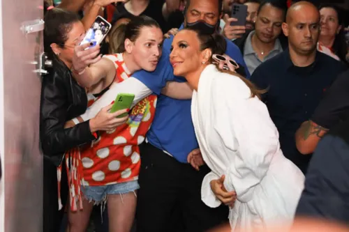 
				
					Fotos: Ivete Sangalo causa alvoroço antes de show em SP
				
				