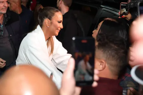 
				
					Fotos: Ivete Sangalo causa alvoroço antes de show em SP
				
				