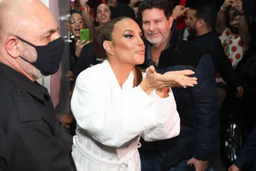 
				
					Fotos: Ivete Sangalo causa alvoroço antes de show em SP
				
				