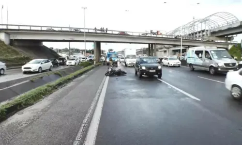 
				
					Duas pessoas ficam feridas após acidente na BR-324, em Salvador
				
				