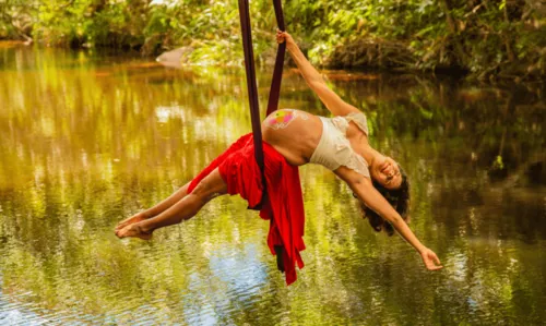 
				
					Curta-poético-ritual ‘Guardiãs do Nascimento’ traz a gestação como protagonista e mulheres na frente e por trás das câmeras; confira
				
				