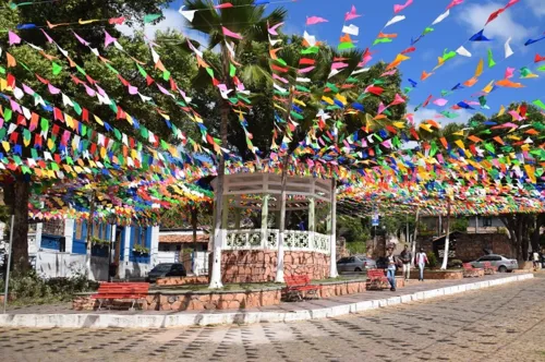 
				
					Adelmário Coelho, Flávio José,  Estakazero farão a festa no São João de Lençóis
				
				