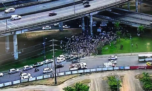 
				
					Servidores municipais fazem protesto na Rótula do Abacaxi, em Salvador
				
				