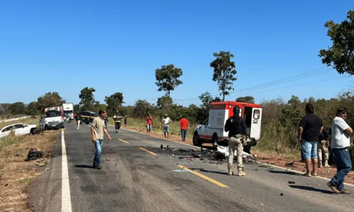 
				
					Batida entre dois carros mata bebê, fere cinco e deixa carros destruídos na BA; veja fotos
				
				