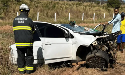 
				
					Batida entre dois carros mata bebê, fere cinco e deixa carros destruídos na BA; veja fotos
				
				