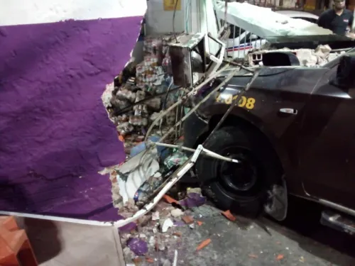 
				
					Mulher fica ferida após viatura invadir bar em perseguição no bairro de Paripe, em Salvador; vídeo mostra tiros e correria
				
				