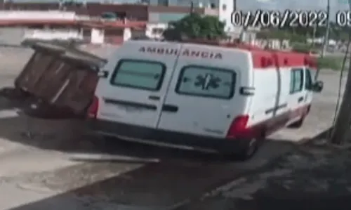 
				
					Reboque com cavalos se desprende de veículo e se choca com ambulânica na Bahia
				
				