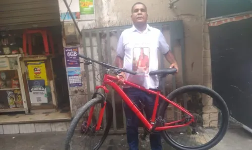 
				
					Bicicleta de jovem morto em assalto no Dique é devolvida para família da vítima
				
				