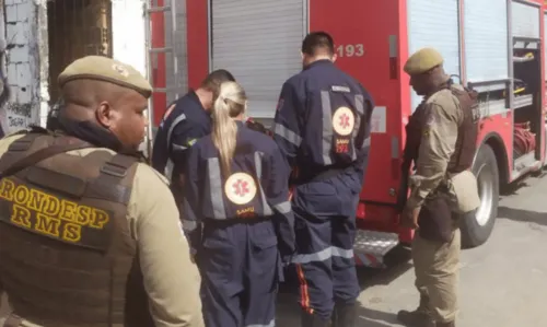 
				
					Homem armado atea fogo e realiza disparos na própria casa em Lauro de Freitas
				
				