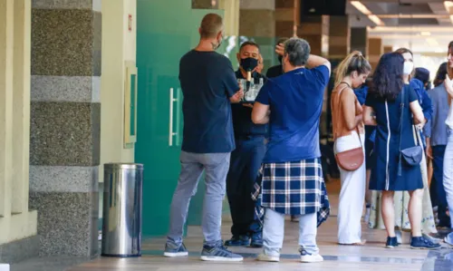 
				
					Amigos e familiares se despedem de Danuza Leão em velório no Rio de Janeiro
				
				