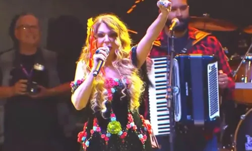 
				
					Elba Ramalho reprime gritos pró Lula e anti Bolsonaro em show de São João em Salvador; assista
				
				