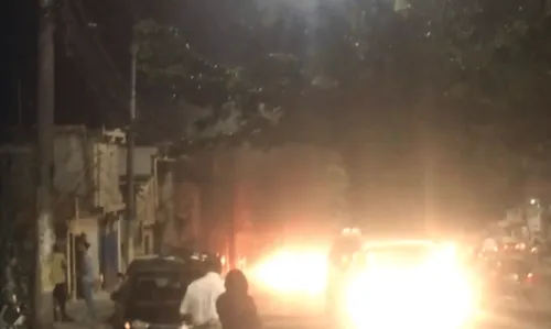 
				
					Vídeo: carro é destruído por incêndio na Av. Suburbana, em Salvador
				
				