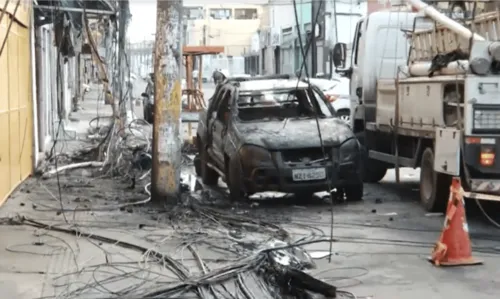 
				
					Por conta de ligação clandestina, postes pegam fogo e bairro do Uruguai fica sem energia
				
				