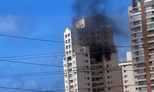 
				
					Incêndio atinge apartamento no bairro do Imbuí, em Salvador
				
				