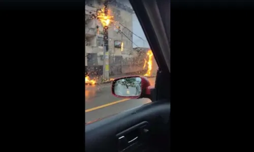 
				
					Vídeo: Poste pega fogo e moradores ficam sem energia no bairro de Cajazeiras VI, em Salvador
				
				