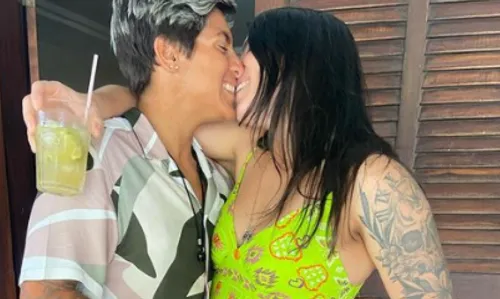 
				
					Namorada de Ana Marcela enaltece nadadora baiana após pentacampeonato: 'Você é gigante'
				
				