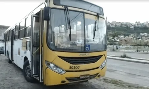 
				
					Homens armados invadem ônibus e assaltam passageiros no Subúrbio Ferroviário de Salvador
				
				