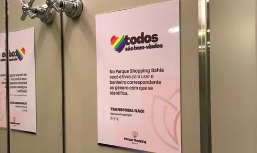 
				
					Após polêmica, shopping na BA retira placas que reafirmavam uso de banheiros por trans e travestis
				
				