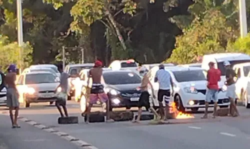 
				
					Vídeo: Manifestantes fecham trecho da Avenida Luís Eduardo Magalhães, em Salvador
				
				