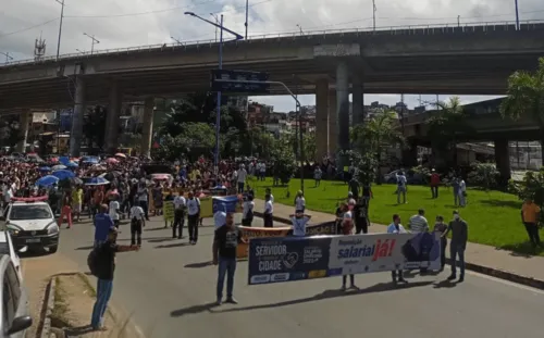 
				
					Servidores municipais fazem protesto na Rótula do Abacaxi, em Salvador
				
				