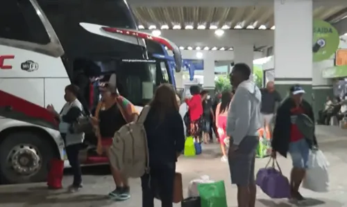 
				
					Movimento de volta pra casa é intenso na Rodoviária de Salvador nesta segunda (27)
				
				