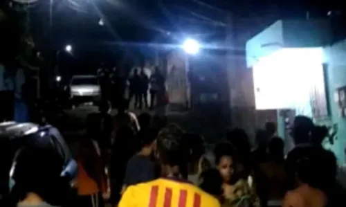 
				
					Suspeitos fazem refém durante fuga no bairro de Tancredo Neves, em Salvador
				
				