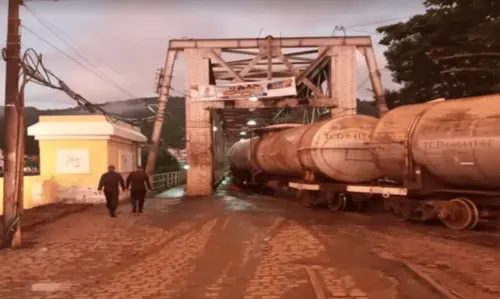 
				
					Após trem descarrilar, vagões são retirados de ponte história em Cachoeira
				
				