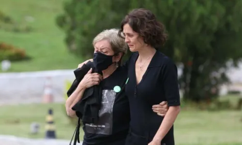 
				
					Familiares se despedem de Dom Phillips em funeral em Niterói
				
				