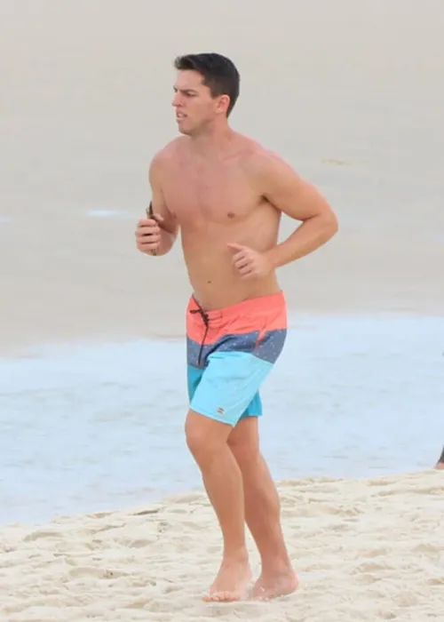 
				
					Amaury Nunes, Thiago Martins, Marcello Novaes e mais: Famosos aproveitam sol em praia no RJ
				
				