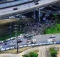 
                  Servidores municipais fazem protesto na Rótula do Abacaxi, em Salvador