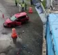 
                  Carro cai de viaduto no bairro do Comércio, em Salvador; veja vídeo