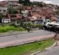 
                  Vídeo: Carreta tomba no acesso a Simões Filho, derruba dois postes e interdita parte da pista