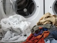 Confira dicas de como conservar roupas escuras após a lavagem sem desbotar