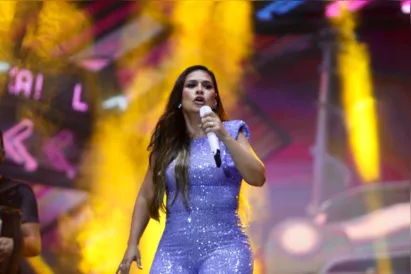 
		Em show solo, Simone agita penúltima noite de festa: 'Eu vou pedir a Deus que me abençoe e que os corações de Salvador sejam tocados'