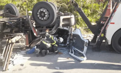 
		Homem morre após caminhão virar e corpo é resgatado por bombeiros na Bahia