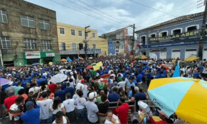 
		Em clima de reencontro e corrida eleitoral, desfile ao 2 de Julho é acompanhado por multidão em Salvador