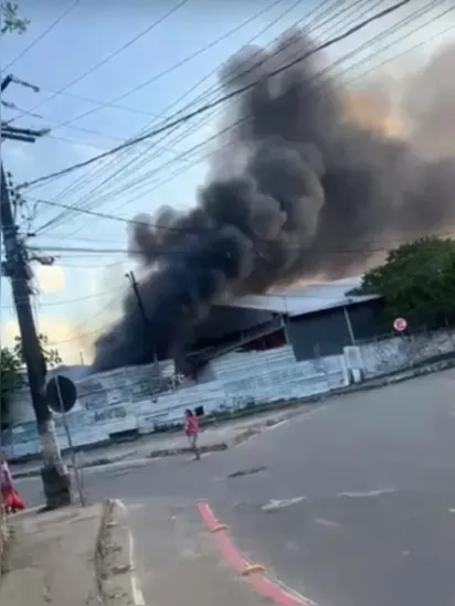 
		Depósito é atingido por incêndio próximo à Estação Retiro do metrô de Salvador