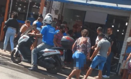 
				
					Mulher trans é morta a facadas perto de ponto de ônibus na Av. San Martin, em Salvador
				
				